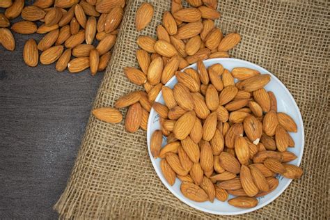 Bademde Hangi Vitaminler Var? Besin Değerleri ve Faydaları