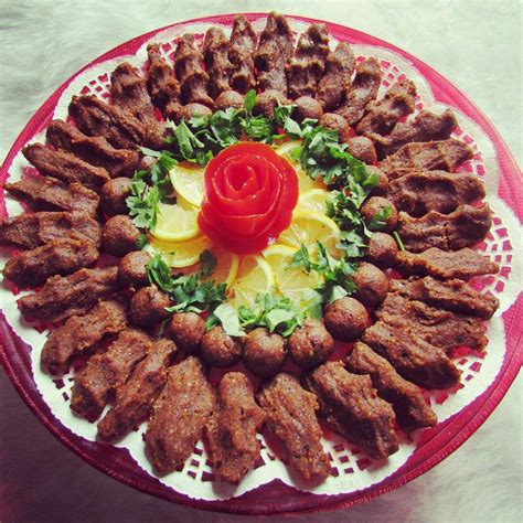 Çiğ köfteli cipsin sunumu