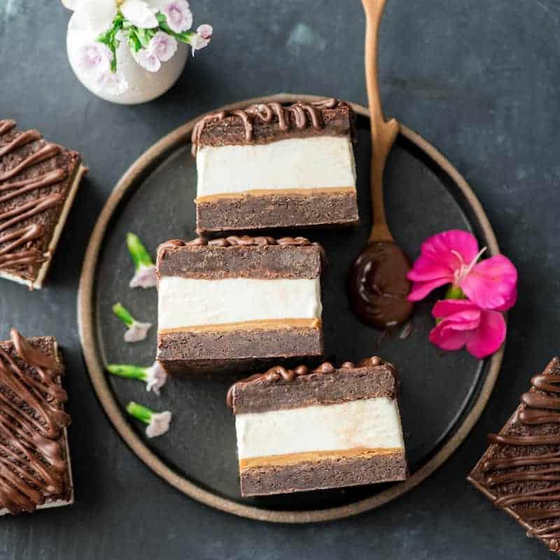 Τρεις Σάντουιτς Παγωτού Brownie σε ένα πιάτο, με άλλα τρία τριγύρω, φωτογραφημένα από πάνω