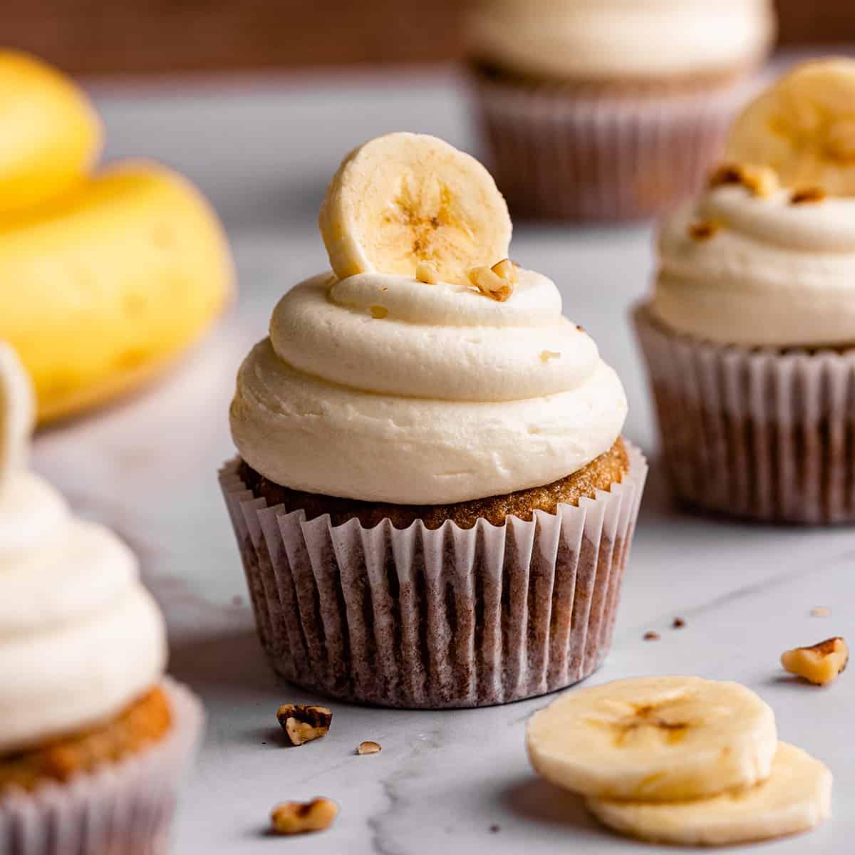 Τρία Cupcakes Μπανάνας με Γλάσο Κρέμας Τυριού
