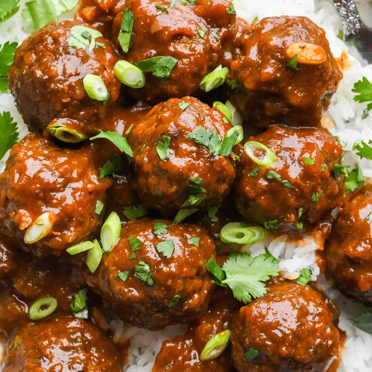 Κεφτέδες Μπάρμπεκιου 2 Κεφτεδάκια BBQ γαρνιρισμένα με κόλιανδρο και φρέσκα κρεμμυδάκια πάνω από ρύζι