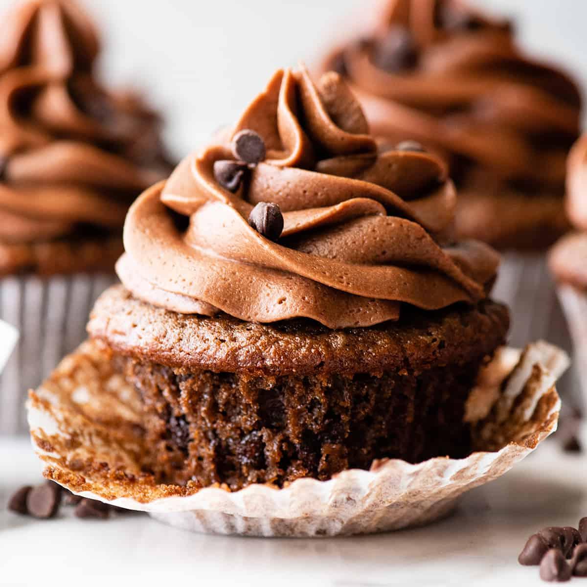 Αυτή η συνταγή για σοκολατένια cupcakes είναι εύκολη στην παρασκευή από το μηδέν με απλά υλικά. Είναι τα καλύτερα, ζουμερά σοκολατένια cupcakes με πλούσια γεύση σοκολάτας και τέλεια υφή. Σοκολατένιο cupcake με γλάσο σοκολάτας, με τη χάρτινη θήκη ξετυλιγμένη