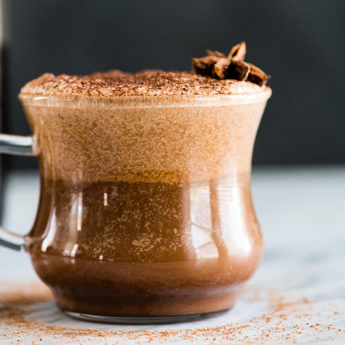 Μπροστινή όψη μιας γυάλινης κούπας με Vegan Mocha Latte χωρίς γαλακτοκομικά