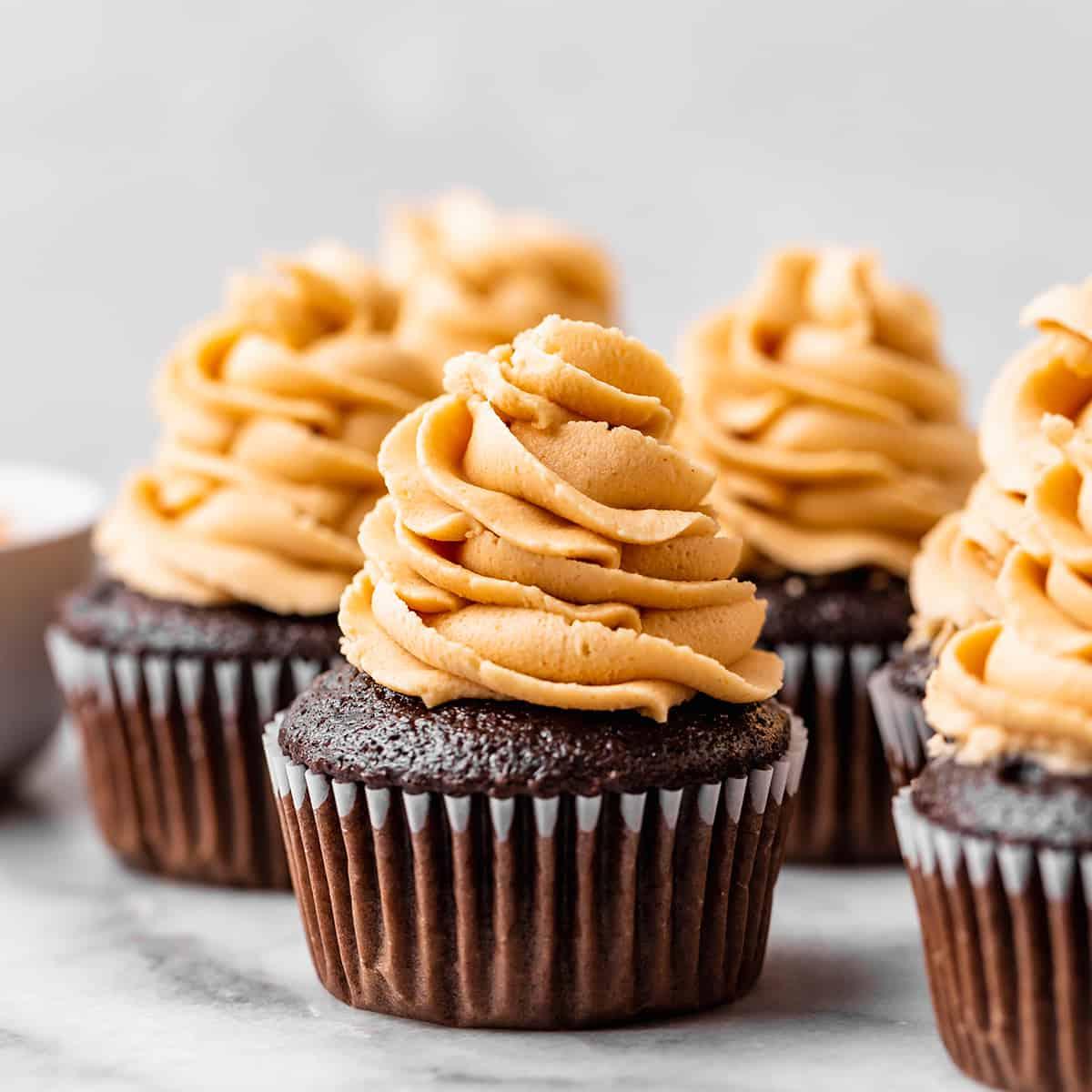 Γλάσο Φυστικοβούτυρου σε σοκολατένια cupcakes