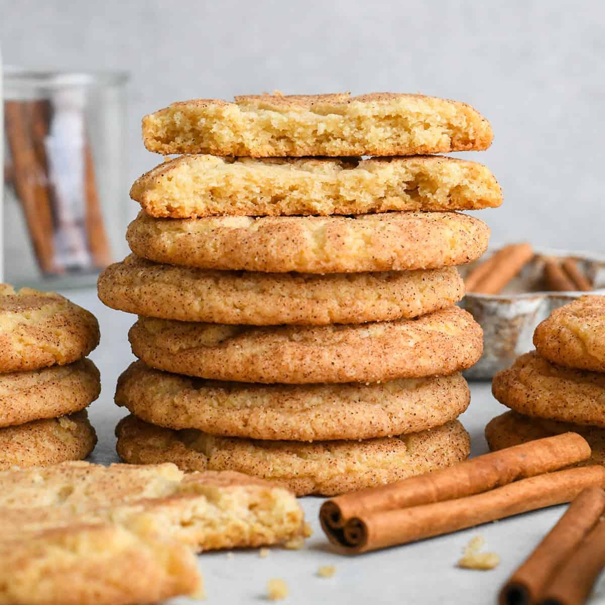 Η ΚΑΛΥΤΕΡΗ συνταγή για Snickerdoodle ποτέ! Αυτά τα μπισκότα snickerdoodle έχουν τραγανές άκρες, μαστιχωτό κέντρο και πλούσια γεύση κανέλας. Είναι εύκολο να φτιαχτούν χωρίς ψύξη ή περίεργα υλικά! Μια κλασική χριστουγεννιάτικη συνταγή που πέρασε από τη γιαγιά μου και ψήνω από τότε που ήμουν μικρό κορίτσι!#snickerdoodle #snickerdoodles #snickerdoodlecookies #christmascookies #bestsnickerdoodlerecipe #recipe #cookies Μια στοίβα από 6 μπισκότα Snickerdoodles, το πάνω μέρος είναι κομμένο στη μέση για να φαίνεται το εσωτερικό