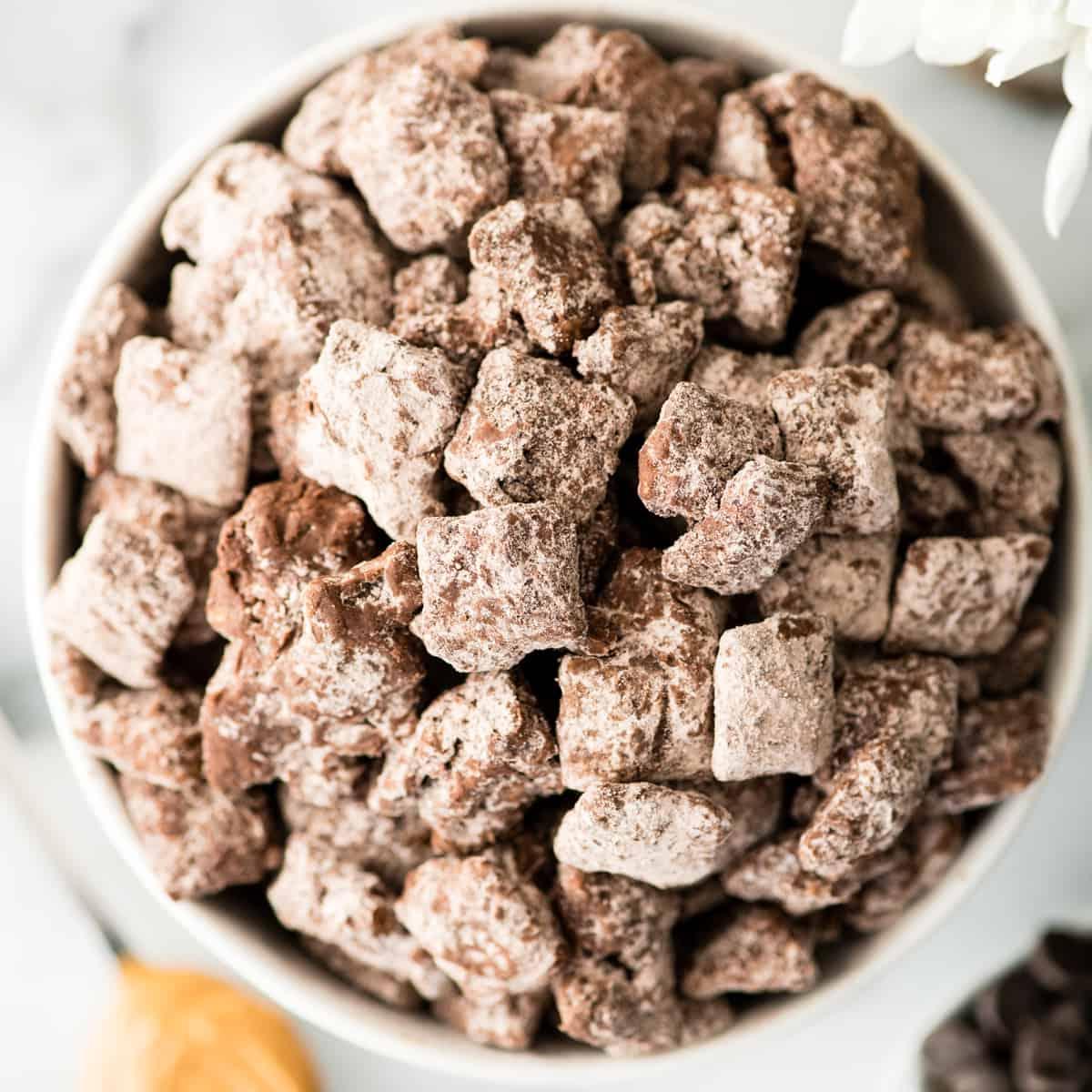 Ένα μπολ με Σοκολατένιο Puppy Chow Μαύρης Σοκολάτας