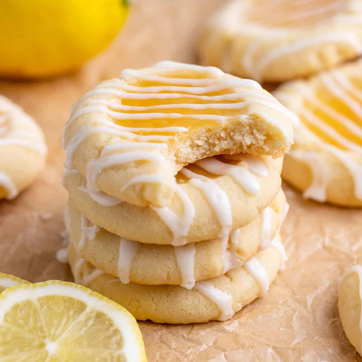 **Μπισκότα λεμονοκρέμας** 2 Στοίβα από 4 Μπισκότα με Λεμονοκρέμα, το πάνω έχει μια δαγκωνιά