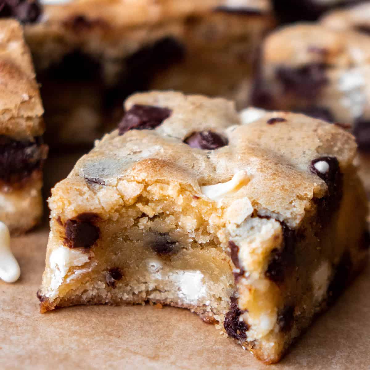 Μπροστινή όψη ενός blondie με μια δαγκωνιά