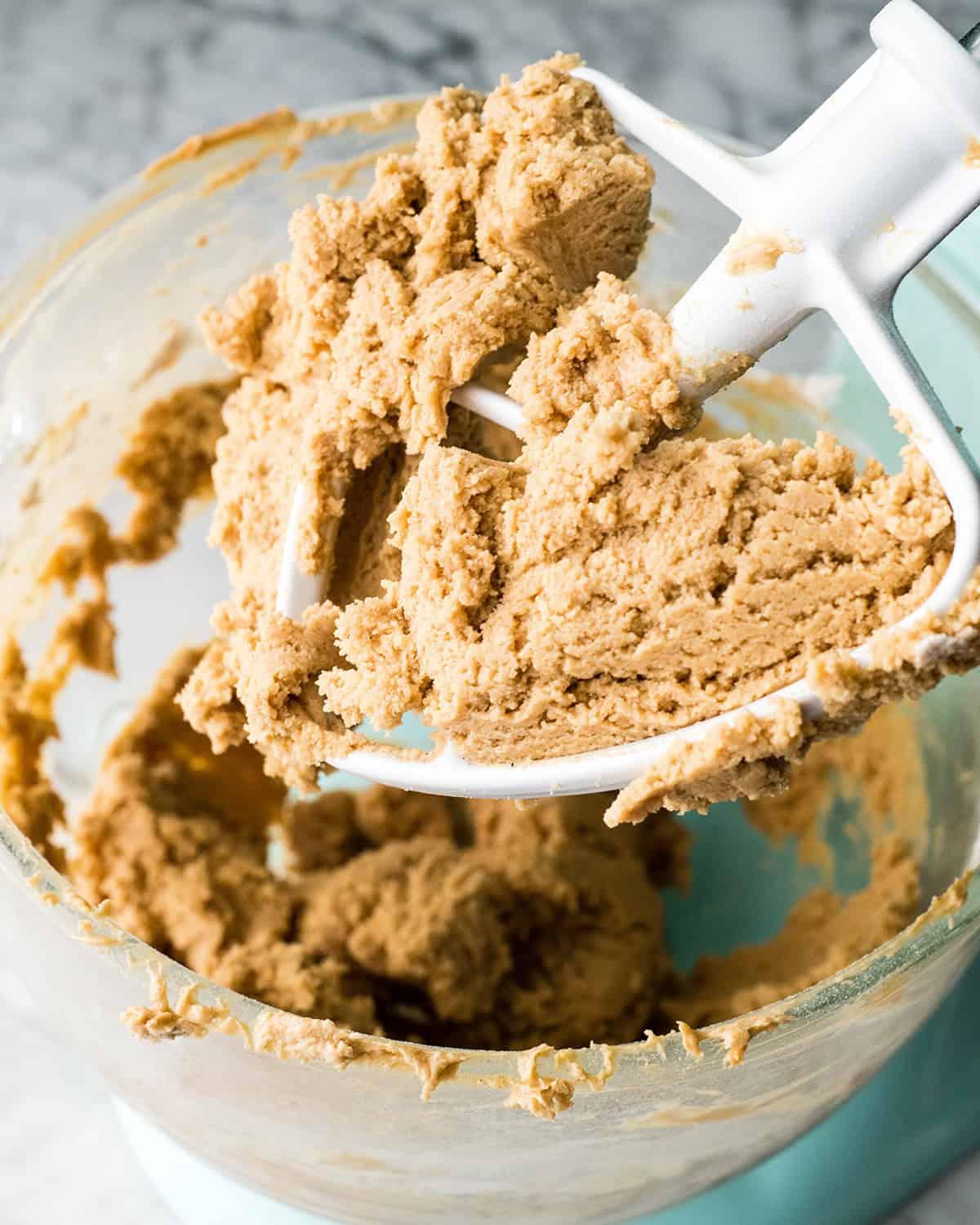 φτιάχνοντας συνταγή Peanut Butter Blossoms σε μίξερ - ζύμη σε μίξερ μετά το χτύπημα