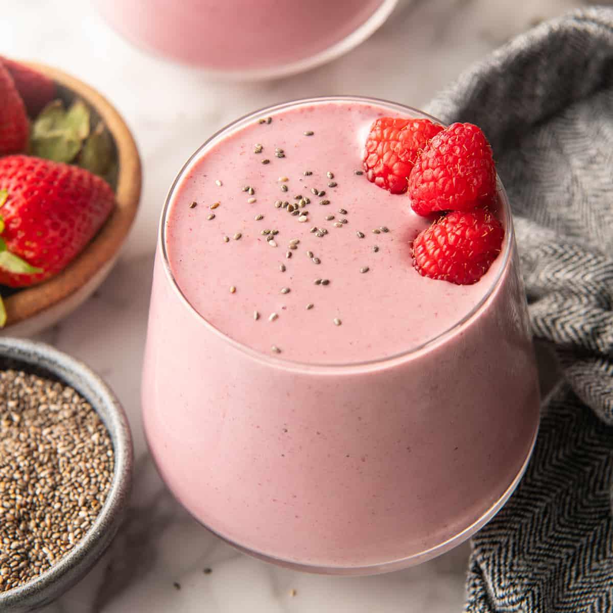 Σμούθι Πρωτεΐνης 11 Ένα ποτήρι πρωτεϊνούχου smoothie με σπόρους chia και σμέουρα από πάνω