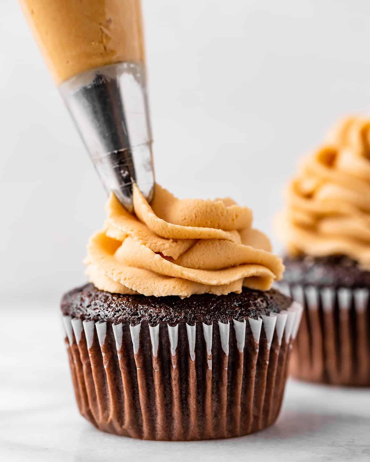 Γλάσο Φυστικοβούτυρου σε σοκολατένιο cupcake