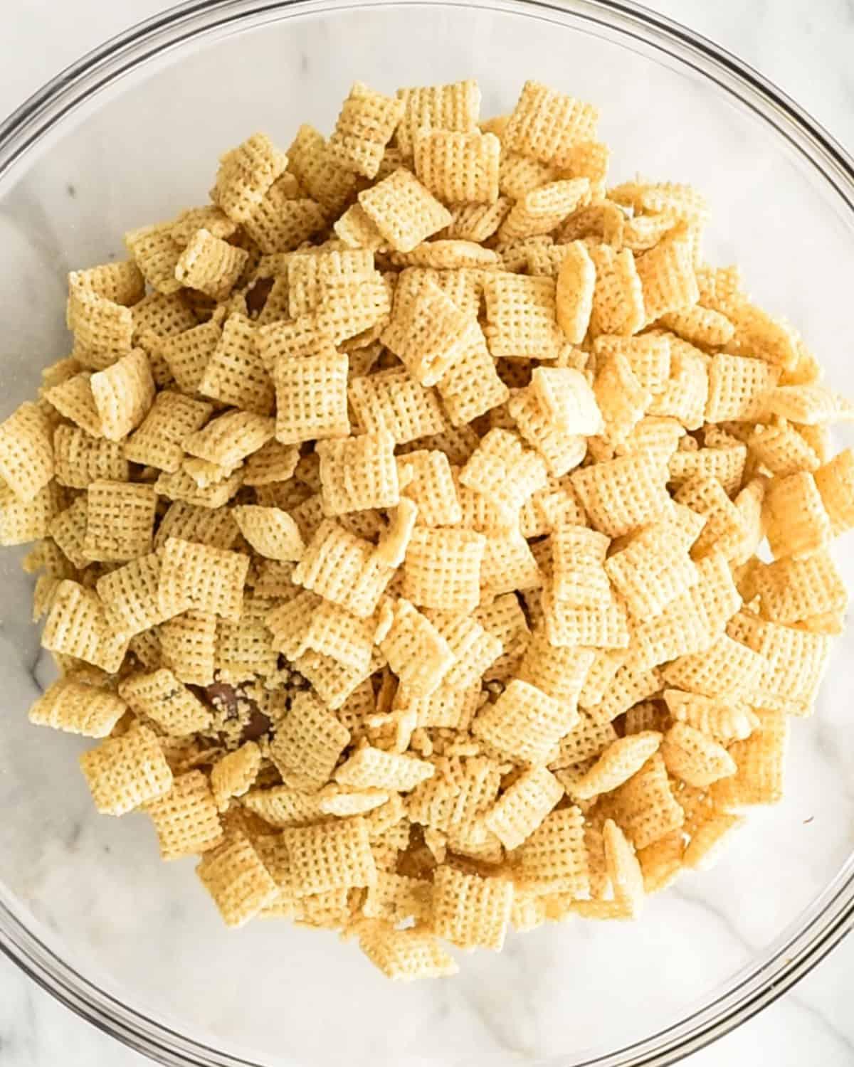 Πώς να φτιάξετε σοκολατένιο Puppy Chow - προσθήκη περισσότερων δημητριακών Chex