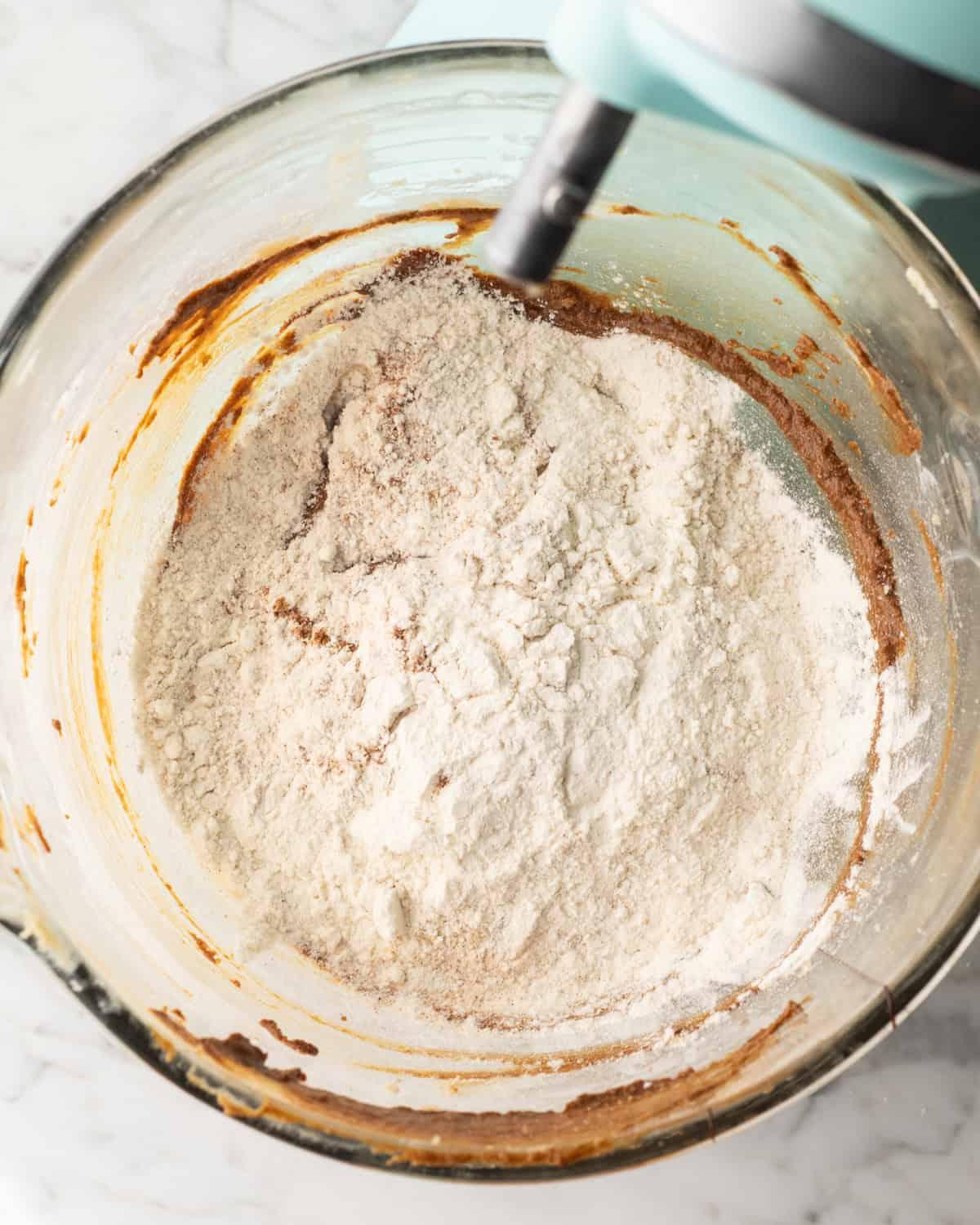 Πώς να φτιάξετε Μπισκότα Τζίντζερ με Λευκή Σοκολάτα - προσθήκη ξηρών συστατικών