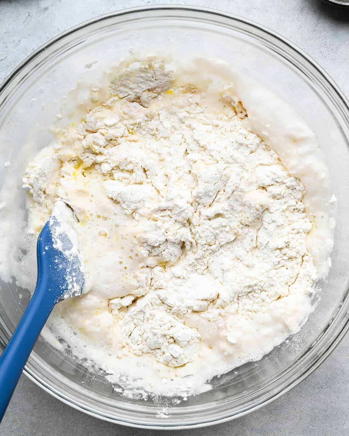 Πώς να φτιάξετε πίτσα ανακατεύοντας τη ζύμη