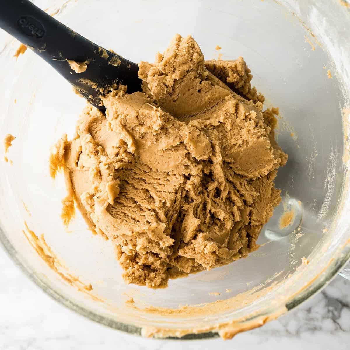 φτιάχνοντας συνταγή Peanut Butter Blossoms σε μίξερ - ζύμη σε μπολ για ψύξη