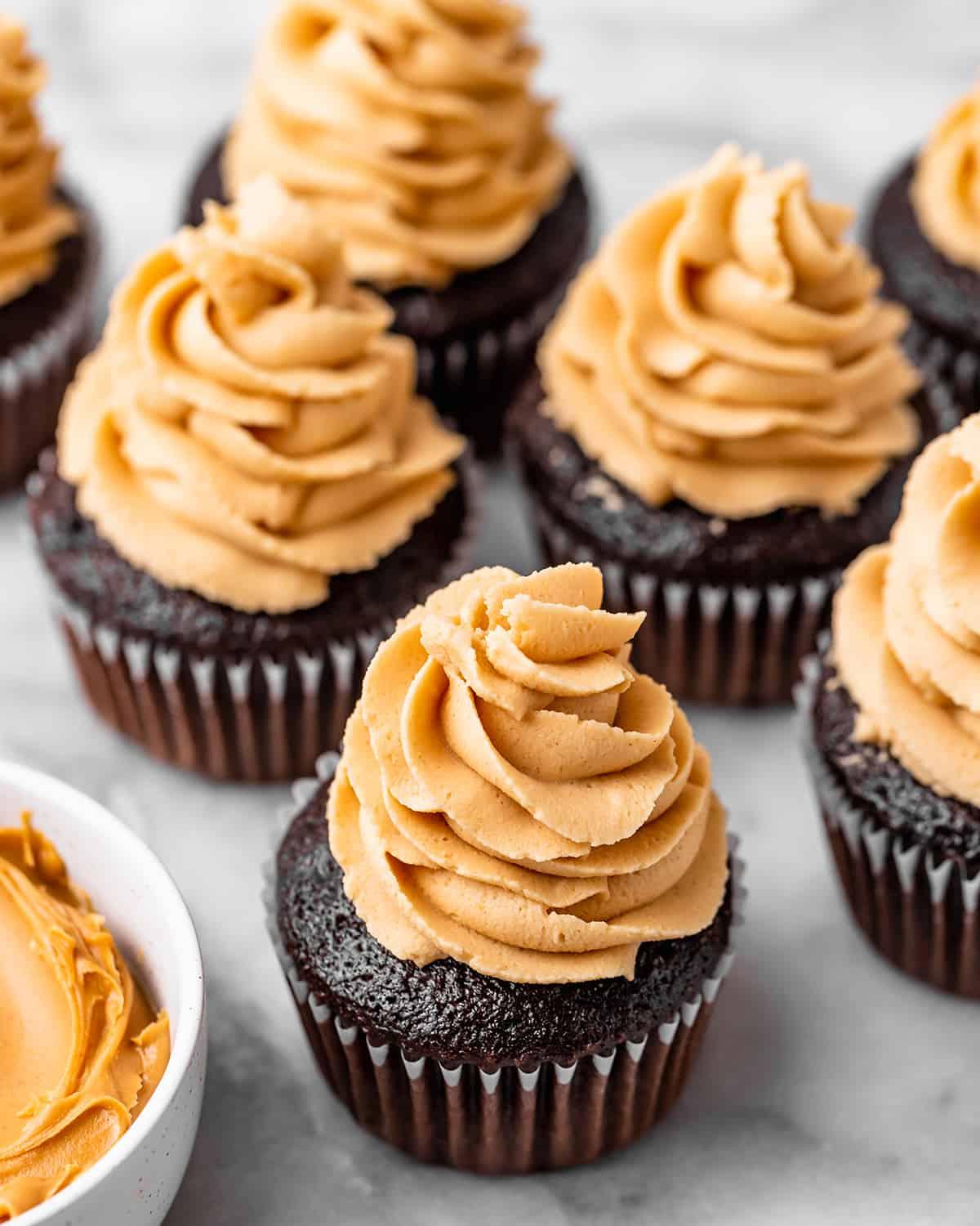 7 σοκολατένια cupcakes με Γλάσο Φυστικοβούτυρου