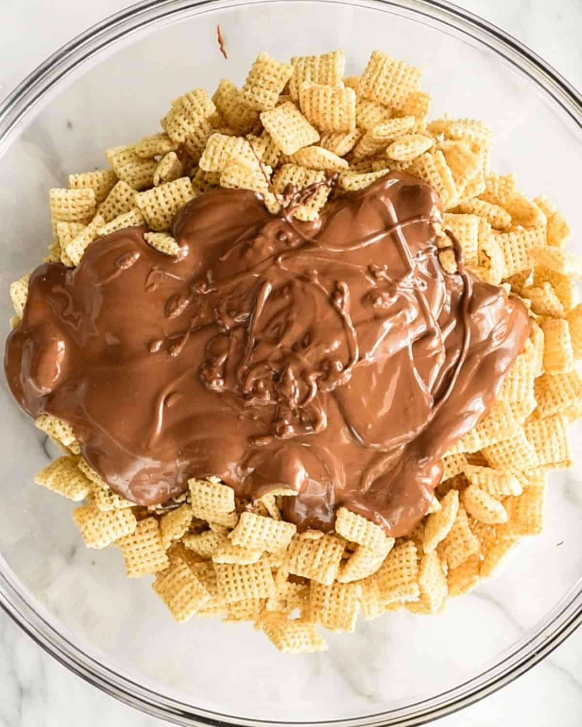 Πώς να φτιάξετε σοκολατένιο Puppy Chow - προσθήκη περισσότερης λιωμένης σοκολάτας