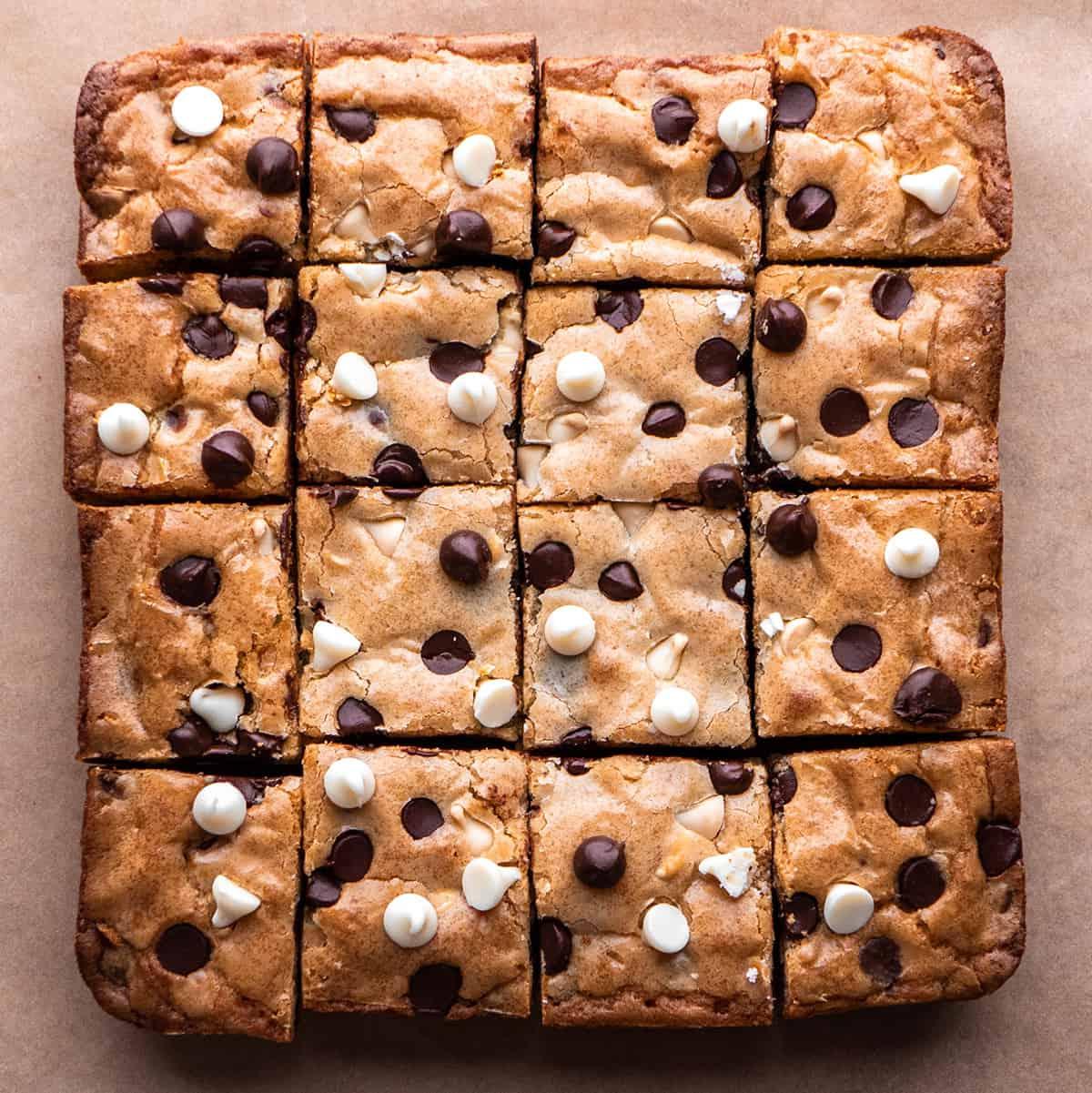 16 blondies κομμένα σε τετράγωνα