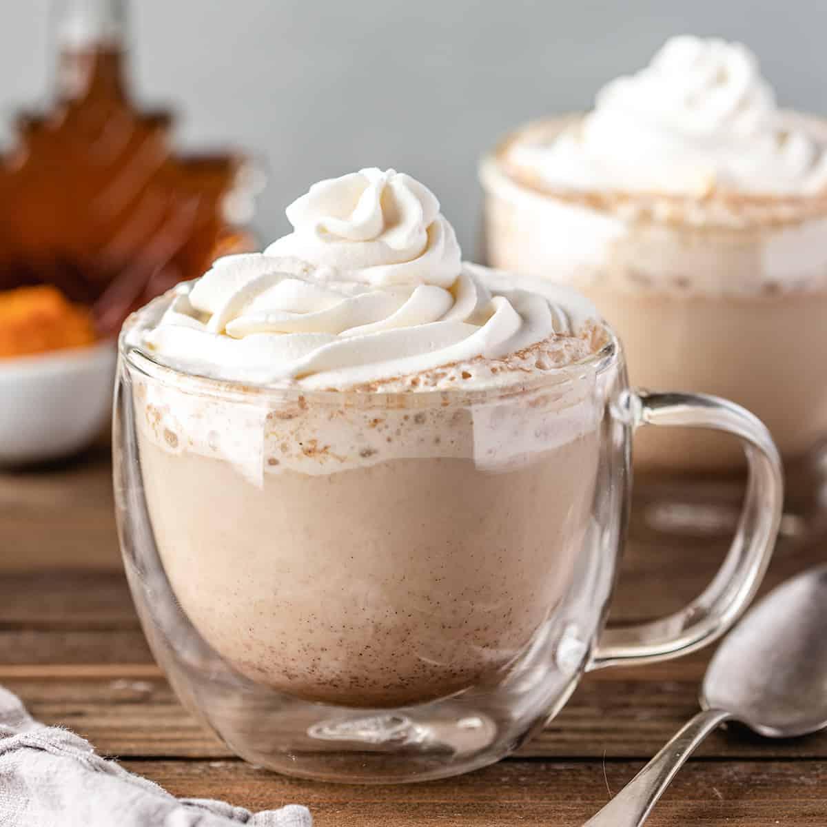 Κολοκυθένιο Λάτε Μπαχαρικών 12 Σπιτικό Pumpkin Spice Latte σε μια κούπα με σαντιγύ