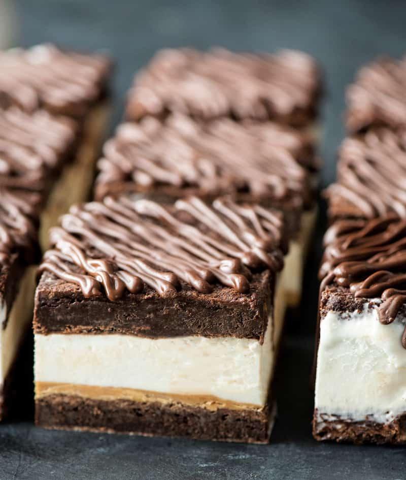 Μπροστινή όψη εννέα Σάντουιτς Παγωτού Brownie με Φυστικοβούτυρο τοποθετημένα σε τρεις σειρές των τριών