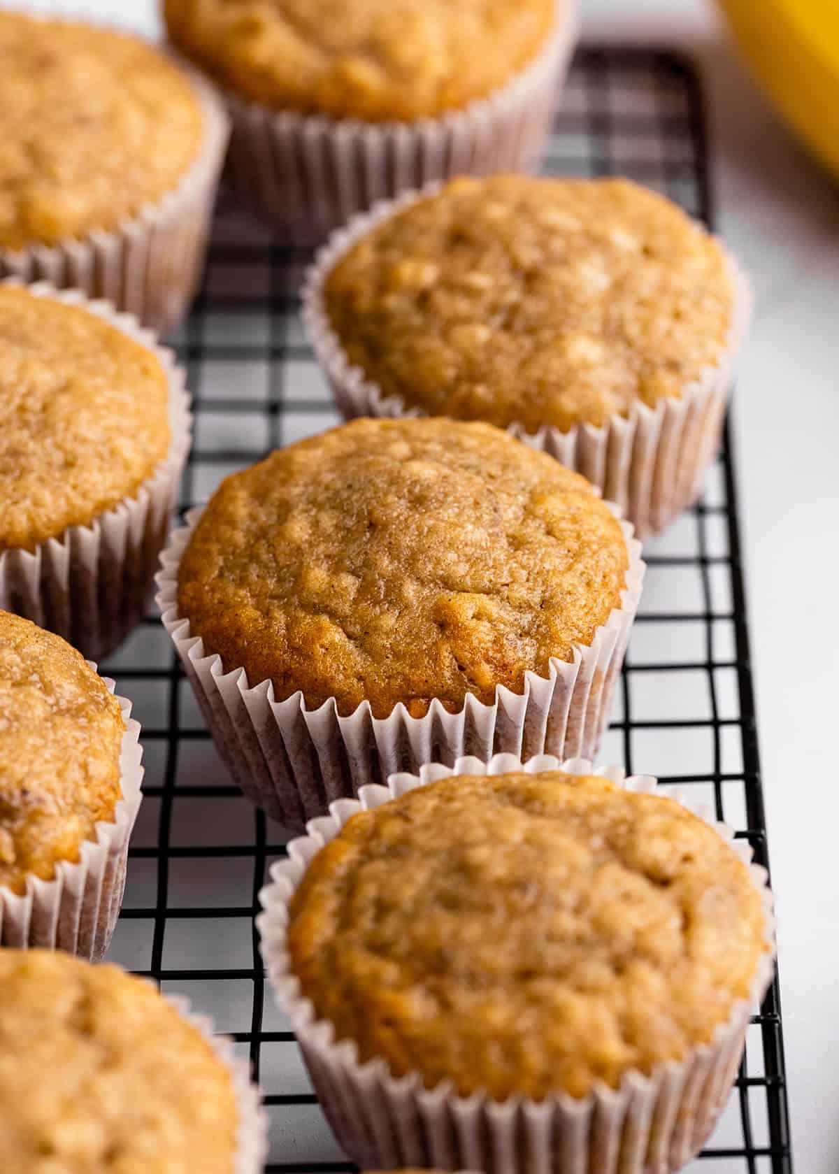 8 Cupcakes Μπανάνας σε σχάρα ψύξης