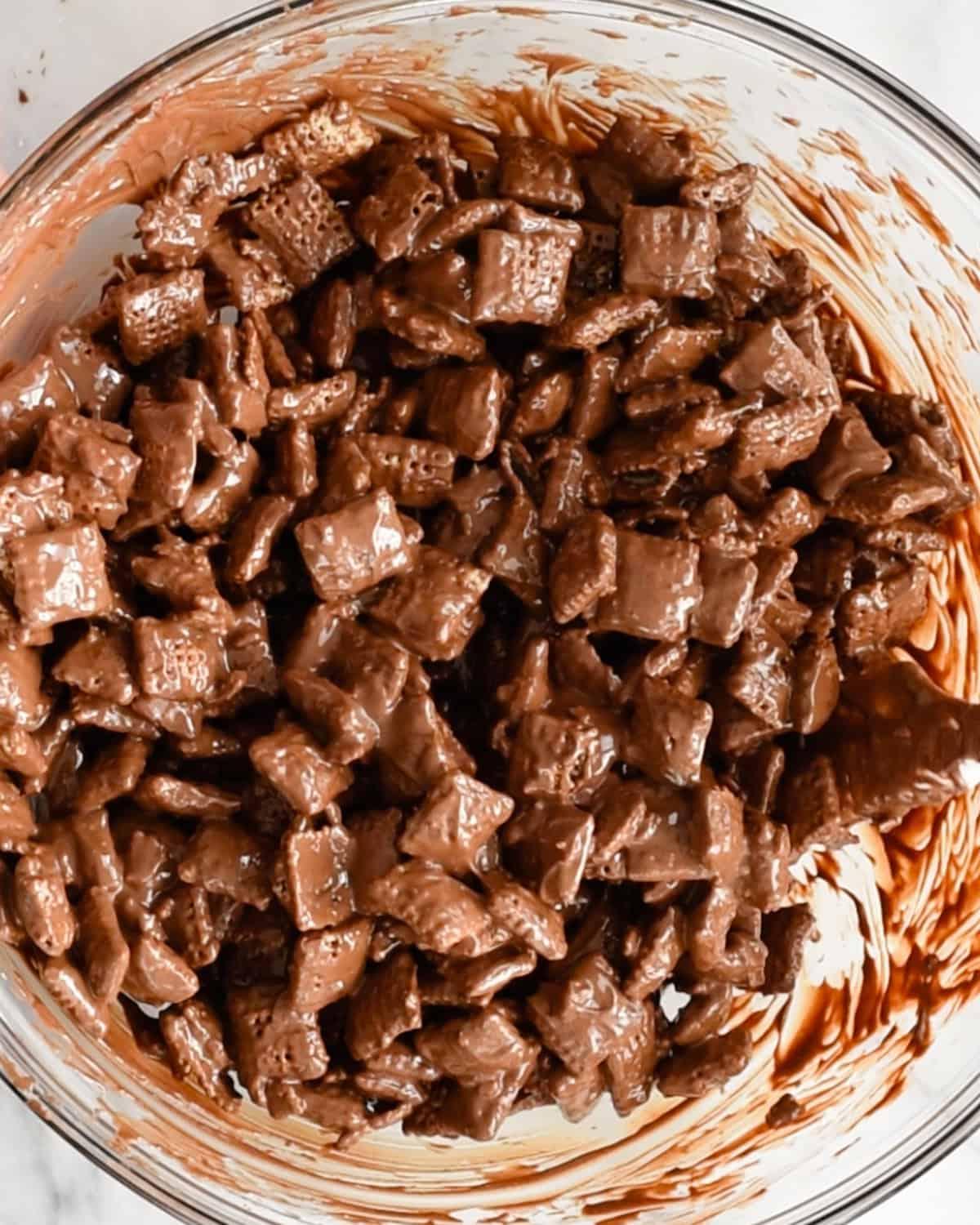 Πώς να φτιάξετε σοκολατένιο Puppy Chow - δημητριακά επικαλυμμένα με λιωμένο μείγμα σοκολάτας και φυστικοβούτυρου σε μπολ