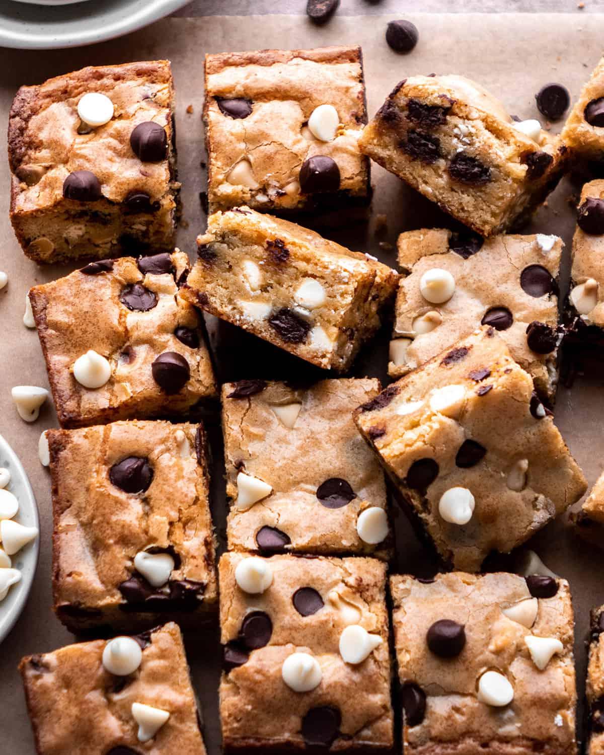 12 blondies κομμένα σε τετράγωνα με κομματάκια σοκολάτας και λευκής σοκολάτας