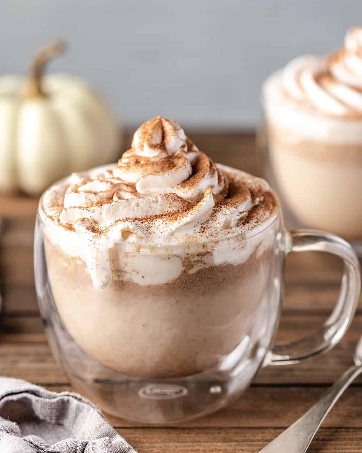 Κολοκυθένιο Λάτε Μπαχαρικών 13 Σπιτικό Pumpkin Spice Latte σε μια κούπα με σαντιγύ και κανέλα