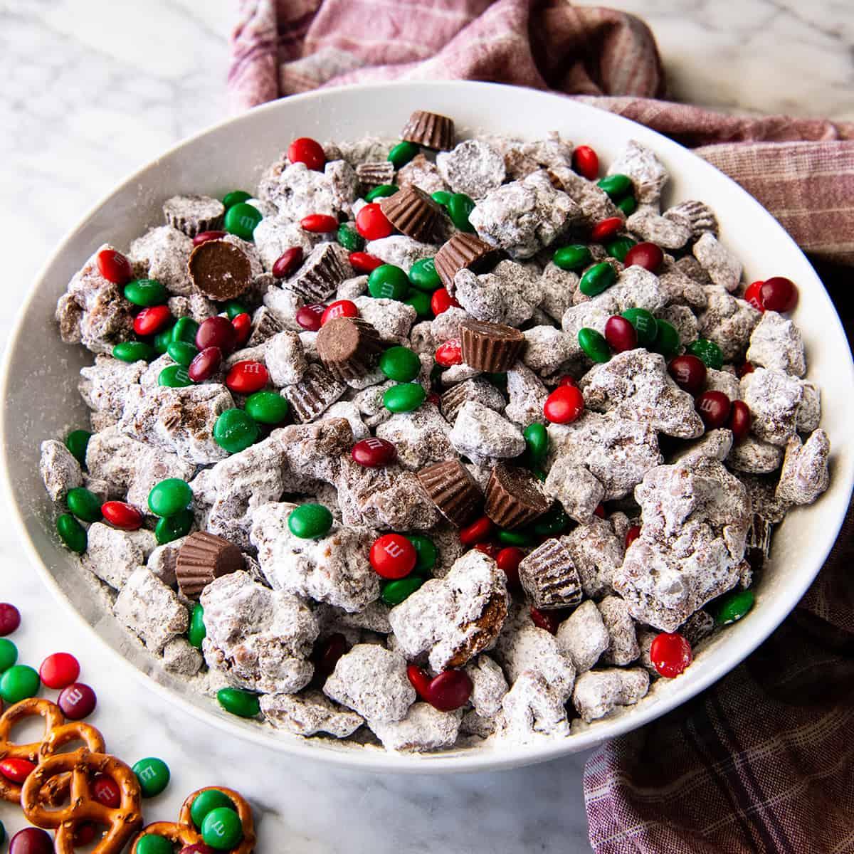Μπροστινή φωτογραφία ενός μπολ με Reindeer Food (Χριστουγεννιάτικο Puppy Chow)