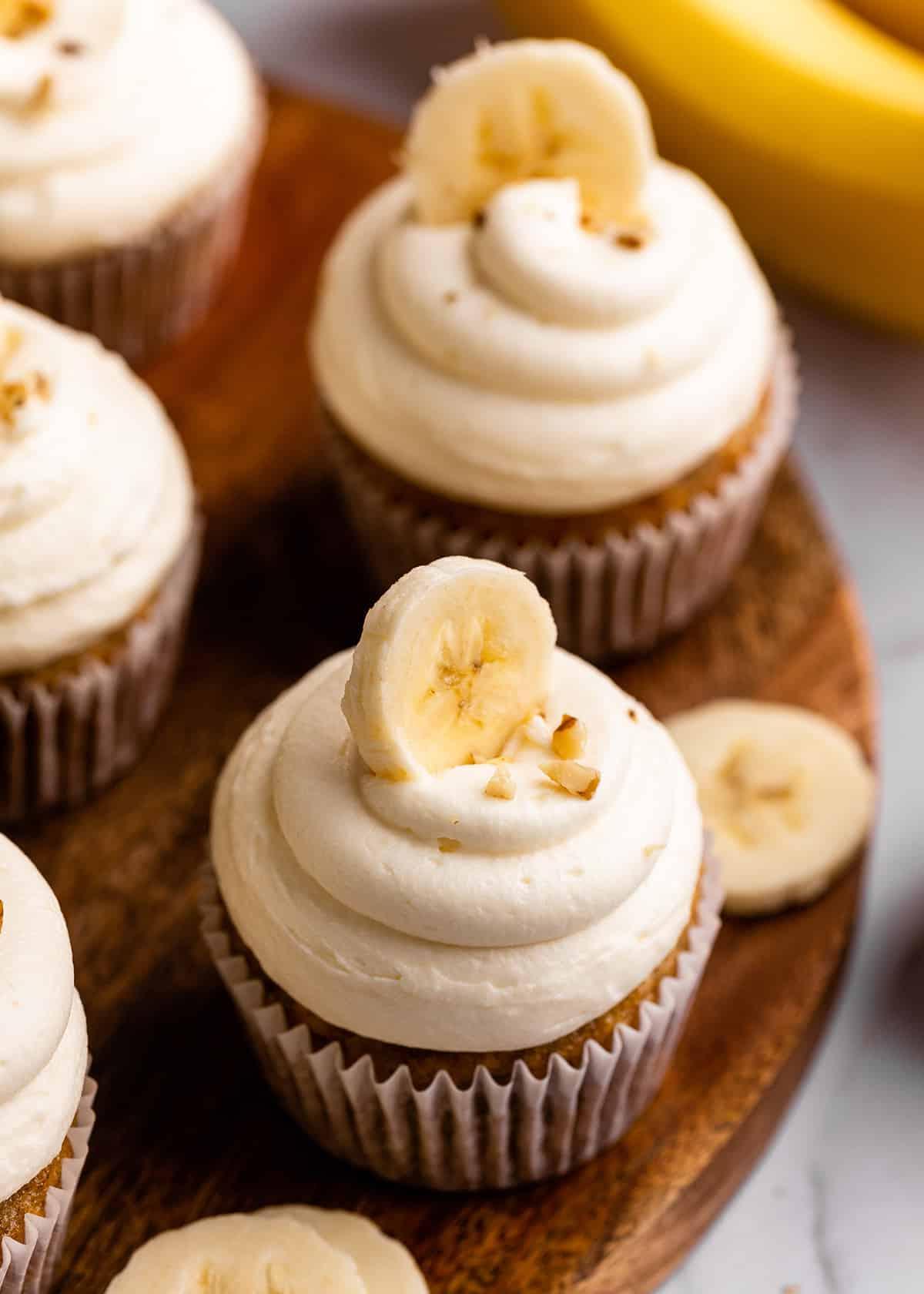 5 Cupcakes Μπανάνας, γλασάρονται και γαρνίρονται με φρέσκες μπανάνες