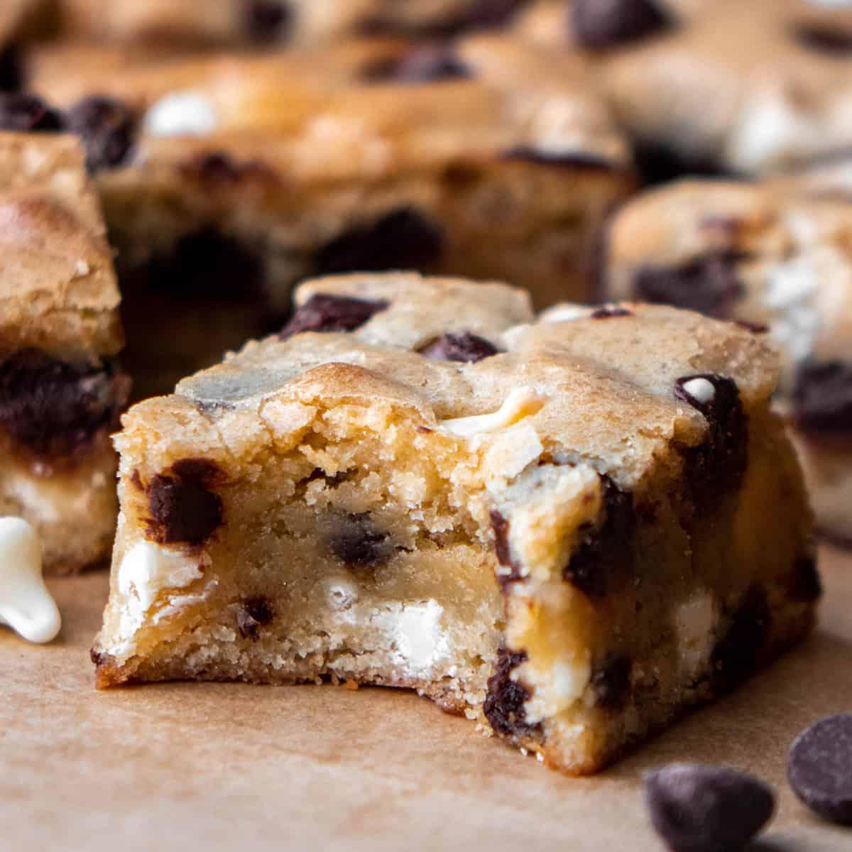 Μπροστινή όψη ενός blondie με μια δαγκωνιά