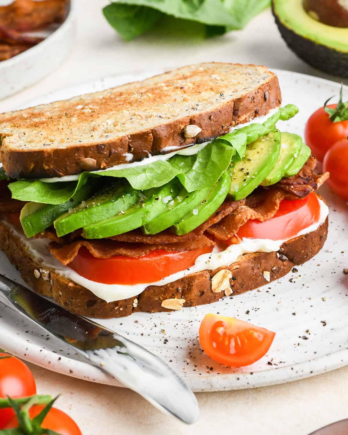 BLT Σάντουιτς σε ένα πιάτο