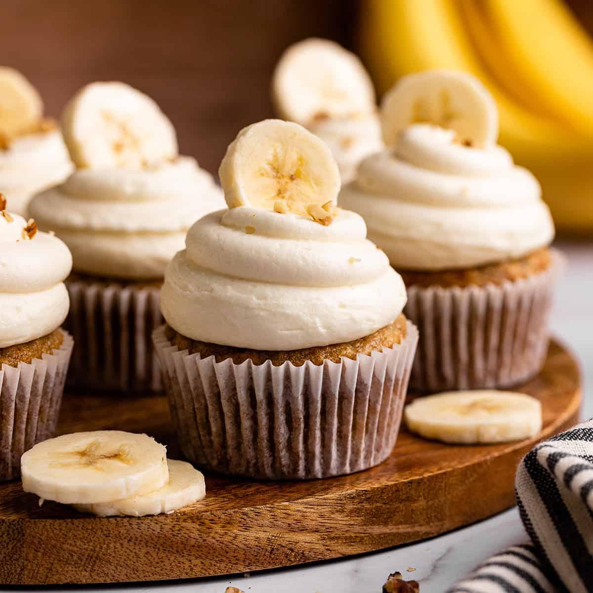 6 Cupcakes Μπανάνας, γλασάρονται και γαρνίρονται με φρέσκες μπανάνες