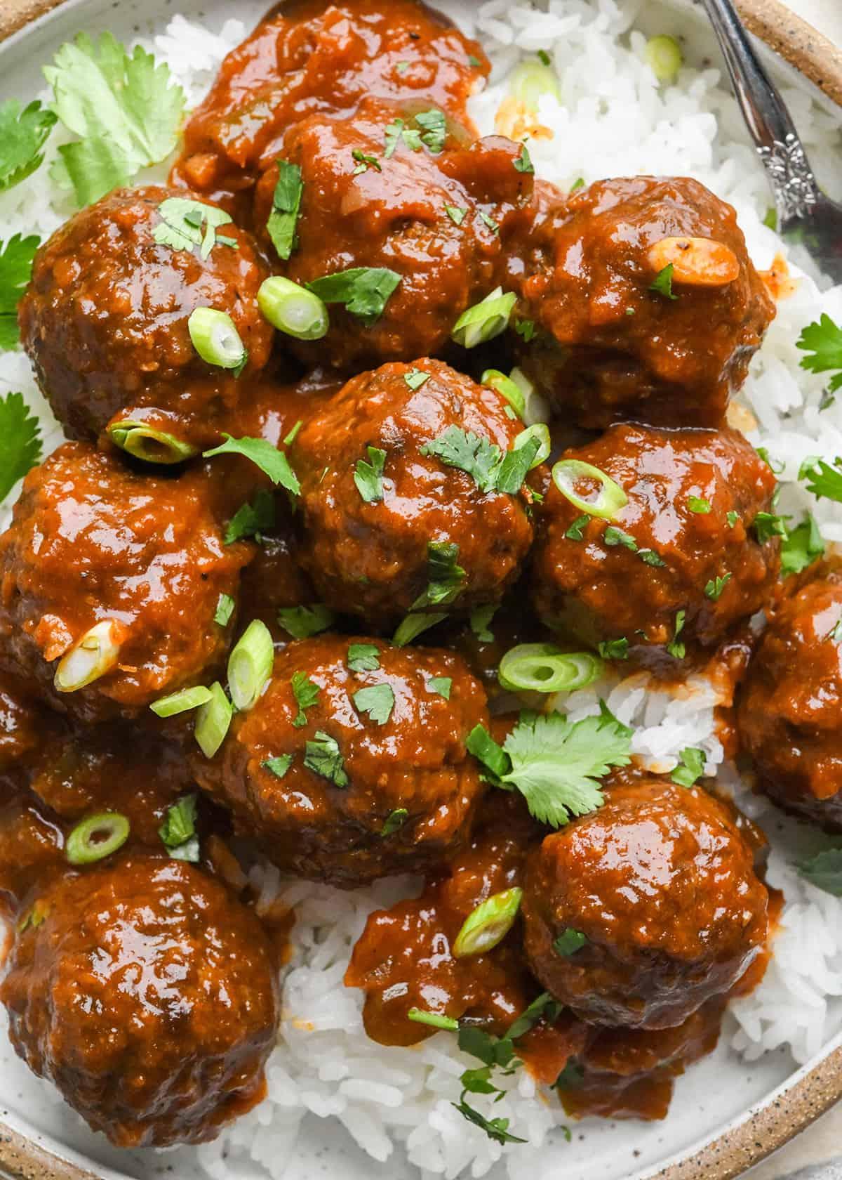 Κεφτέδες Μπάρμπεκιου 15 Κεφτεδάκια BBQ πάνω από ρύζι σε πιάτο γαρνιρισμένα με κόλιανδρο και φρέσκα κρεμμυδάκια