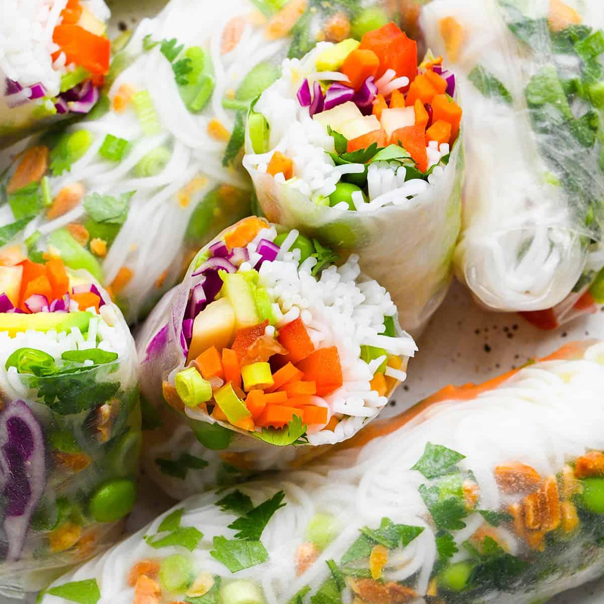 Φωτογραφία ενός spring roll κομμένου στη μέση που περιβάλλεται από άλλα Spring Rolls