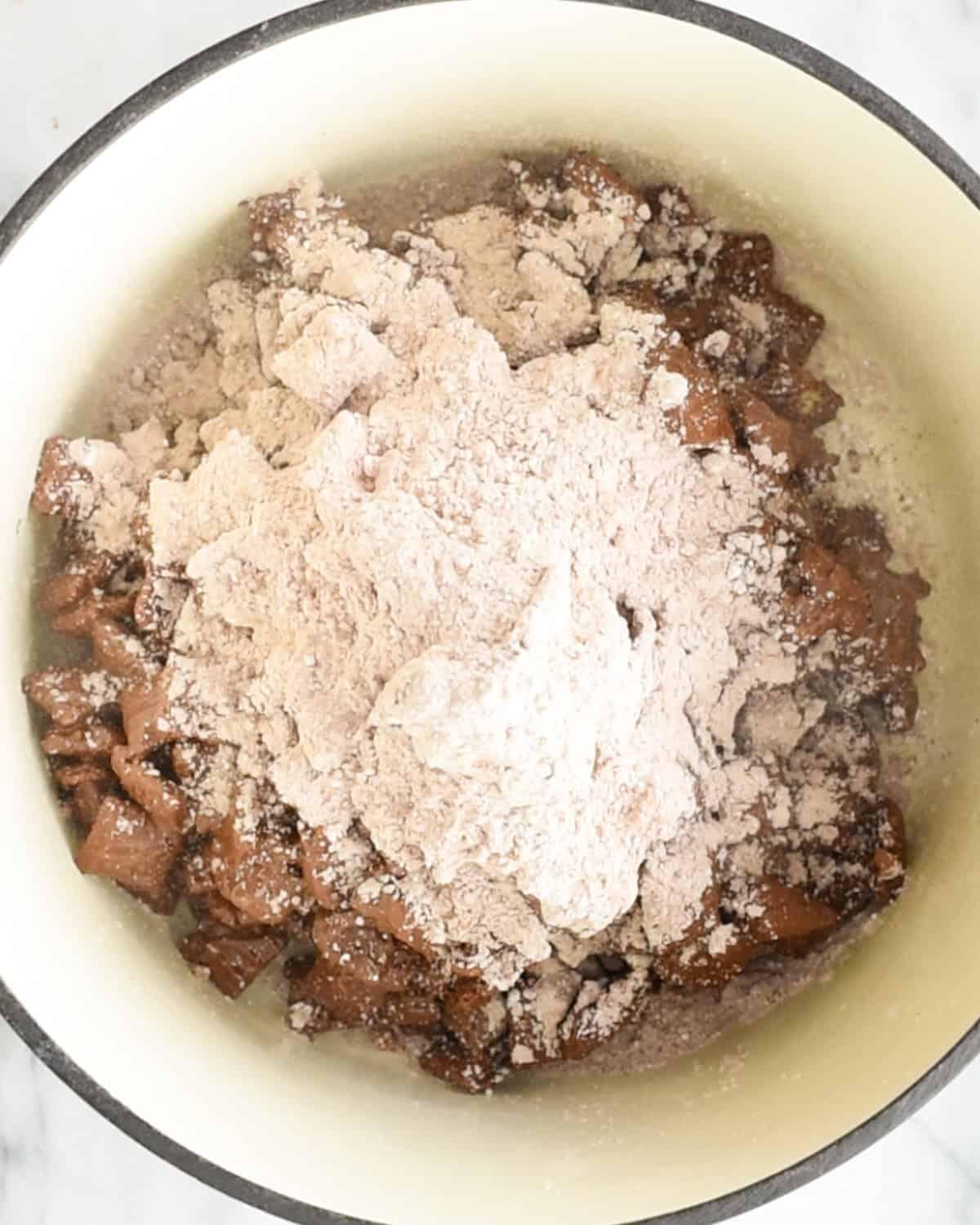Πώς να φτιάξετε σοκολατένιο Puppy Chow - προσθήκη ζάχαρης άχνης & κακάο σε σκόνη σε ελαφρώς παγωμένα δημητριακά επικαλυμμένα με σοκολάτα