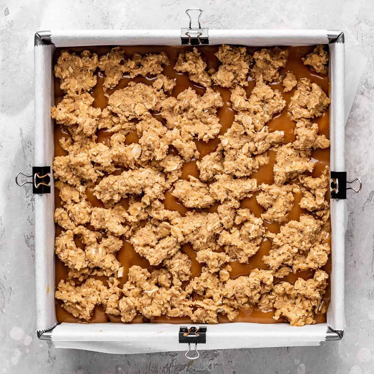 Carmelitas συναρμολογημένες σε ταψί πριν το ψήσιμο