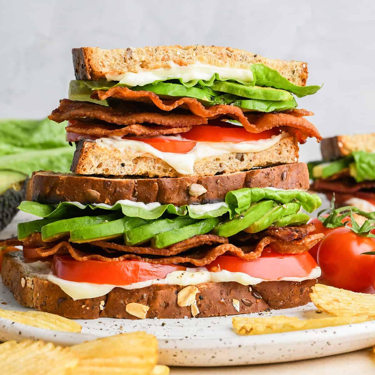 Μισό BLT Σάντουιτς τοποθετημένο πάνω σε ένα άλλο BLT