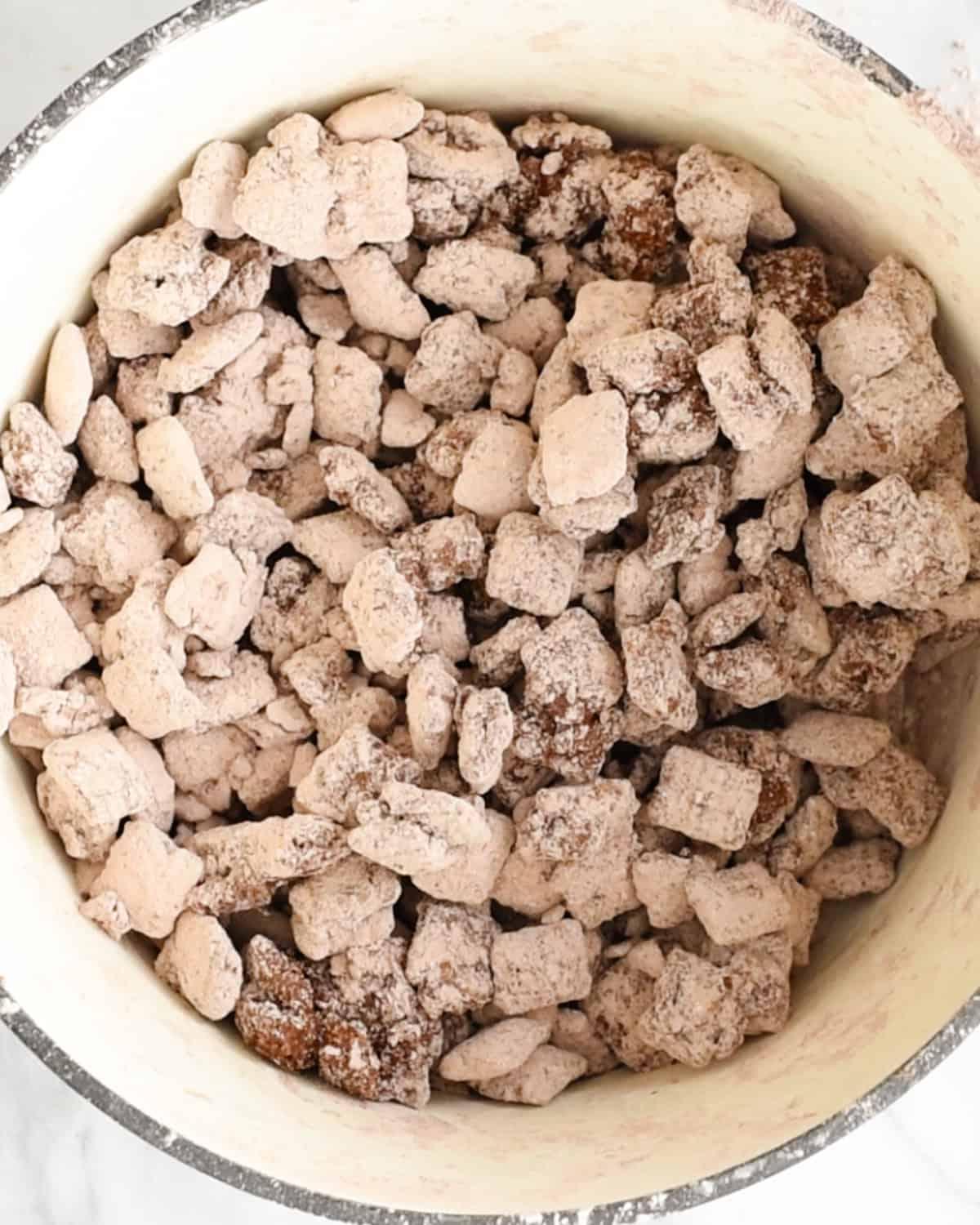 Τελικό μείγμα σοκολατένιου Puppy Chow σε μπολ