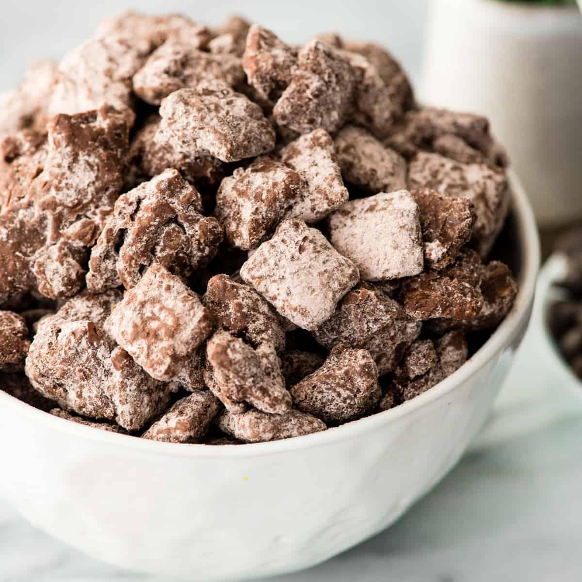 Πλάγια όψη ενός μπολ με Σοκολατένιο Puppy Chow Μαύρης Σοκολάτας