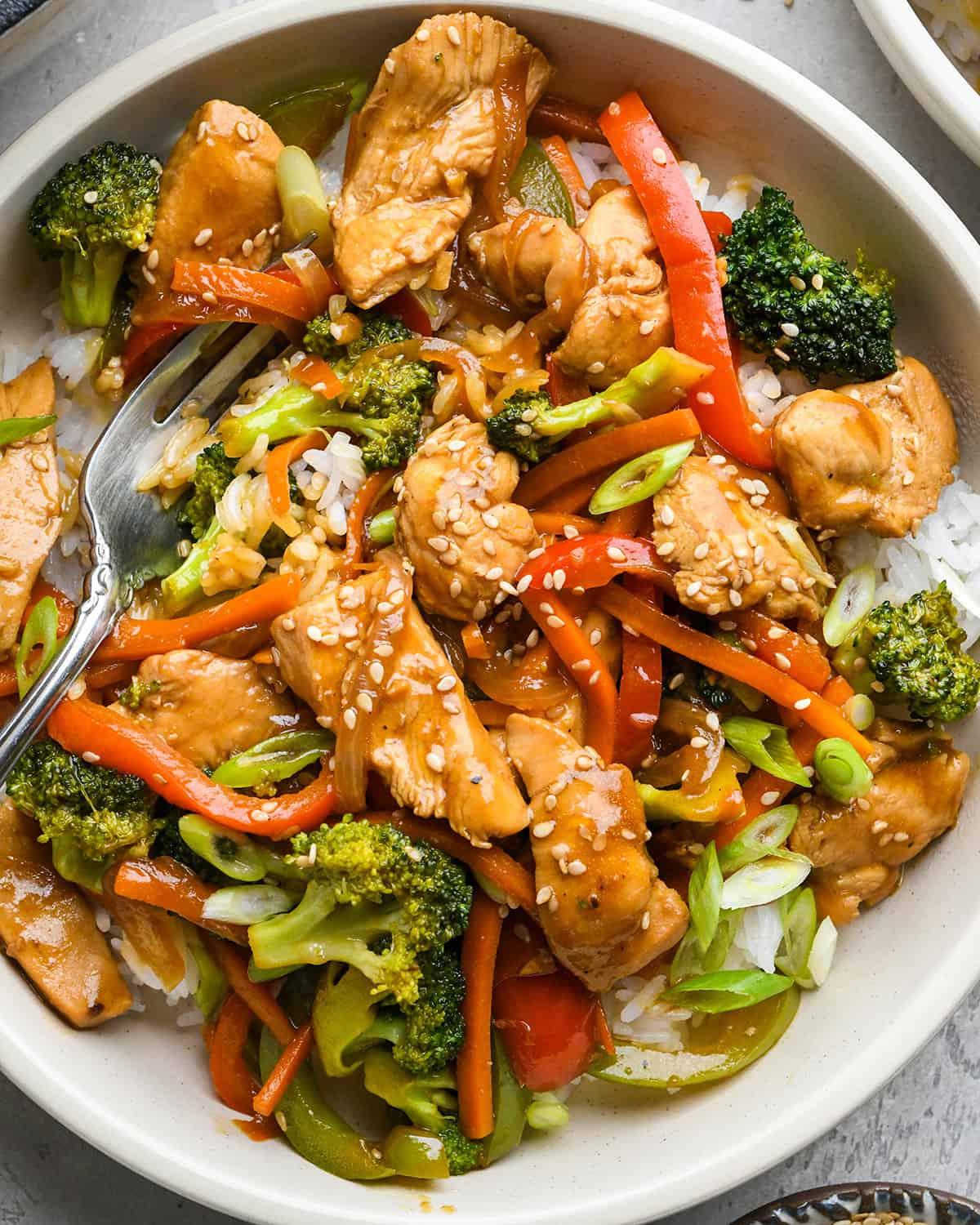 **Κοτόπουλο Σοτέ** 20 Κοτόπουλο Stir Fry με ρύζι σε πιάτο με πιρούνι