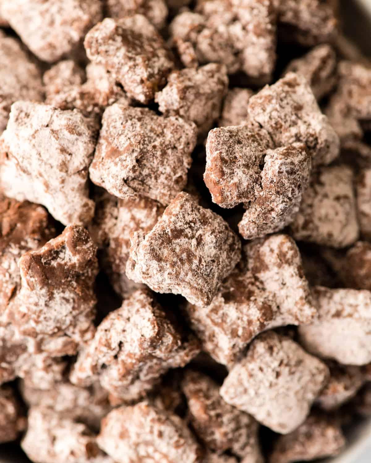 Κοντινή όψη από πάνω από Σοκολατένιο Puppy Chow Μαύρης Σοκολάτας σε μπολ