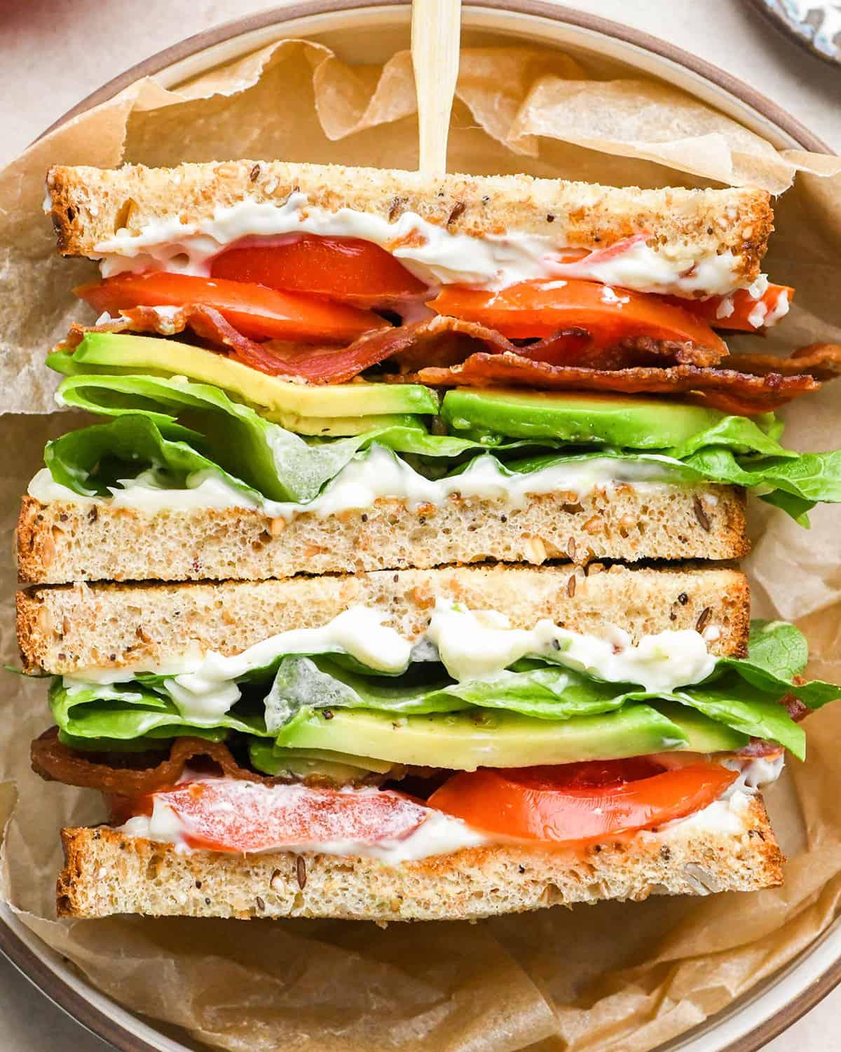 Ένα BLT σάντουιτς κομμένο στη μέση, σε ένα πιάτο