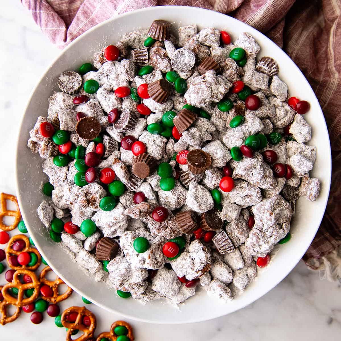 Φωτογραφία από πάνω ενός μπολ με Reindeer Food (Χριστουγεννιάτικο Puppy Chow)