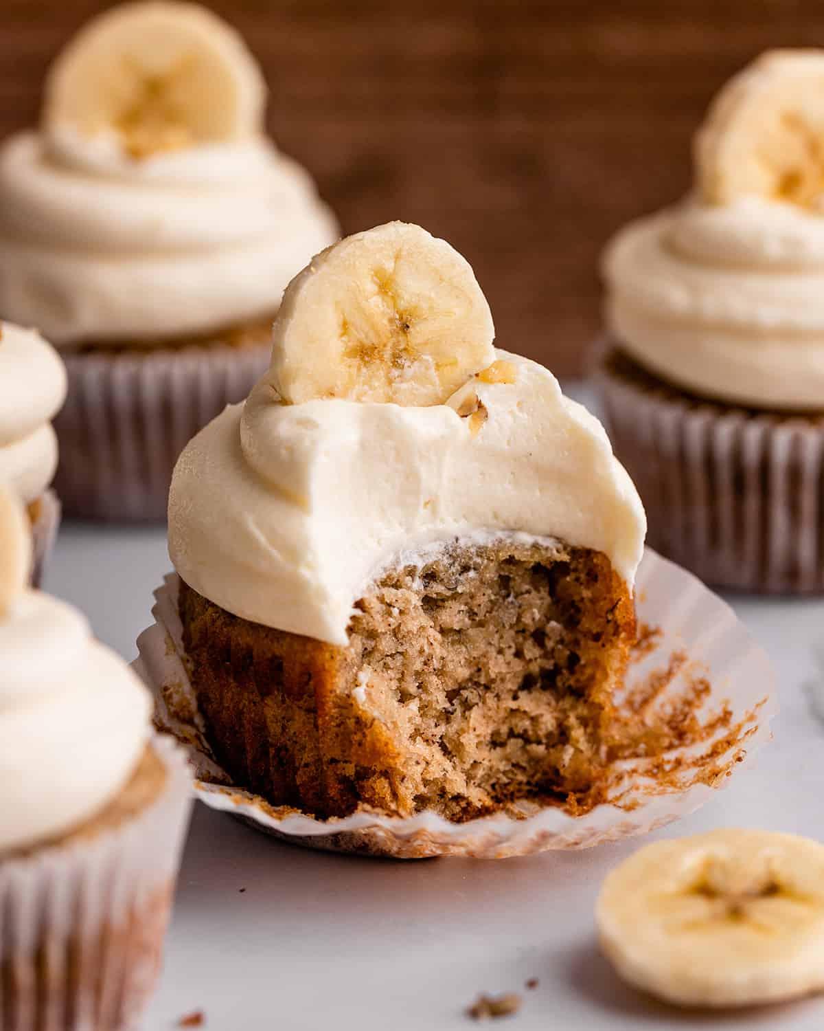 Τέσσερα Cupcakes Μπανάνας με Γλάσο, ένα από τα οποία έχει φαγωθεί