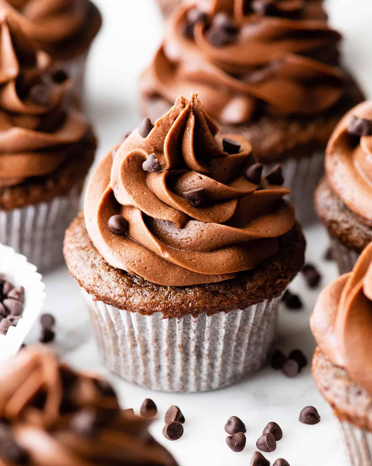 Αυτή η συνταγή για σοκολατένια cupcakes είναι εύκολη στην παρασκευή από το μηδέν με απλά υλικά. Είναι τα καλύτερα, ζουμερά σοκολατένια cupcakes με πλούσια γεύση σοκολάτας και τέλεια υφή. Μπροστινή όψη σοκολατένιων cupcakes με γλάσο σοκολάτας