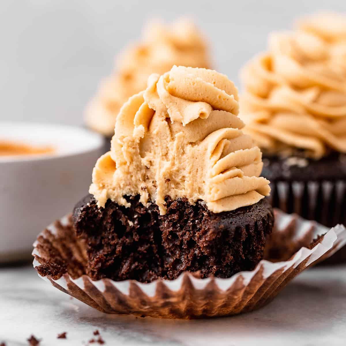 Γλάσο Φυστικοβούτυρου πάνω σε σοκολατένιο cupcake με ένα δάγκωμα