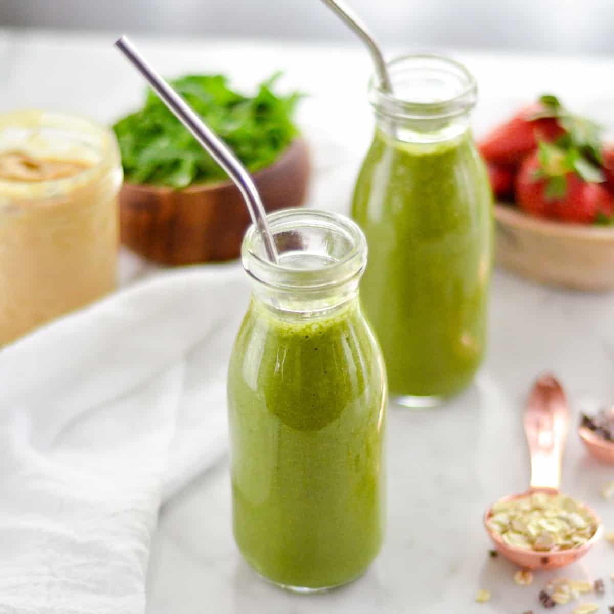 Smoothie με Μπανάνα, Βρώμη και Φυστικοβούτυρο Smoothie με Μπανάνα, Βρώμη και Φυστικοβούτυρο σε δύο ποτήρια με μεταλλικά καλαμάκια