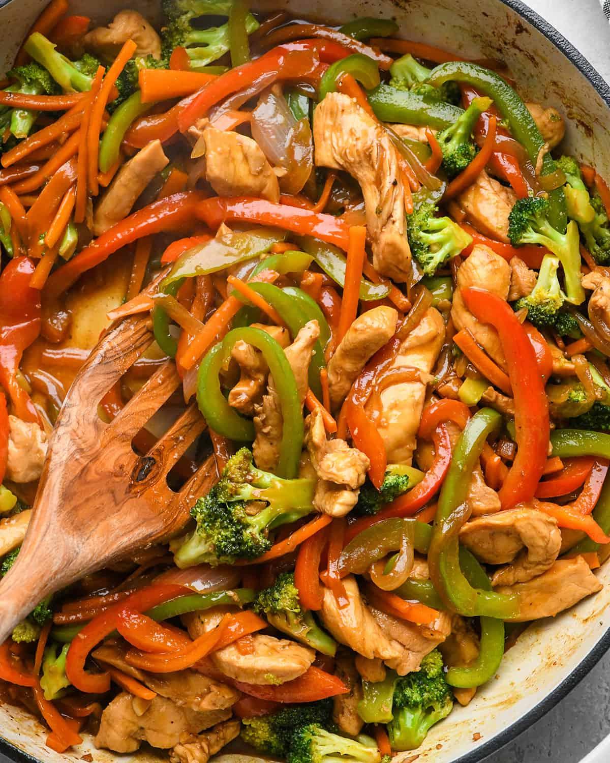 **Κοτόπουλο Σοτέ** 3 Κοτόπουλο Stir Fry σε τηγάνι με ξύλινη σπάτουλα
