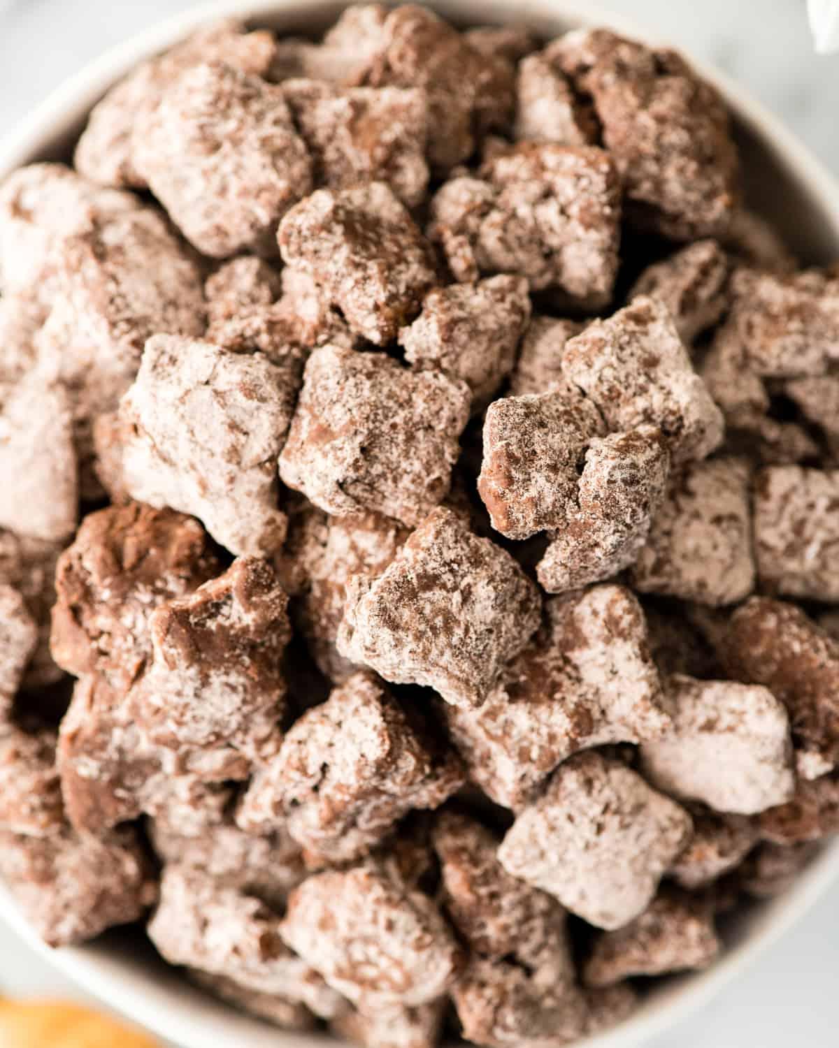 Κοντινή όψη από πάνω από Σοκολατένιο Puppy Chow Μαύρης Σοκολάτας σε μπολ